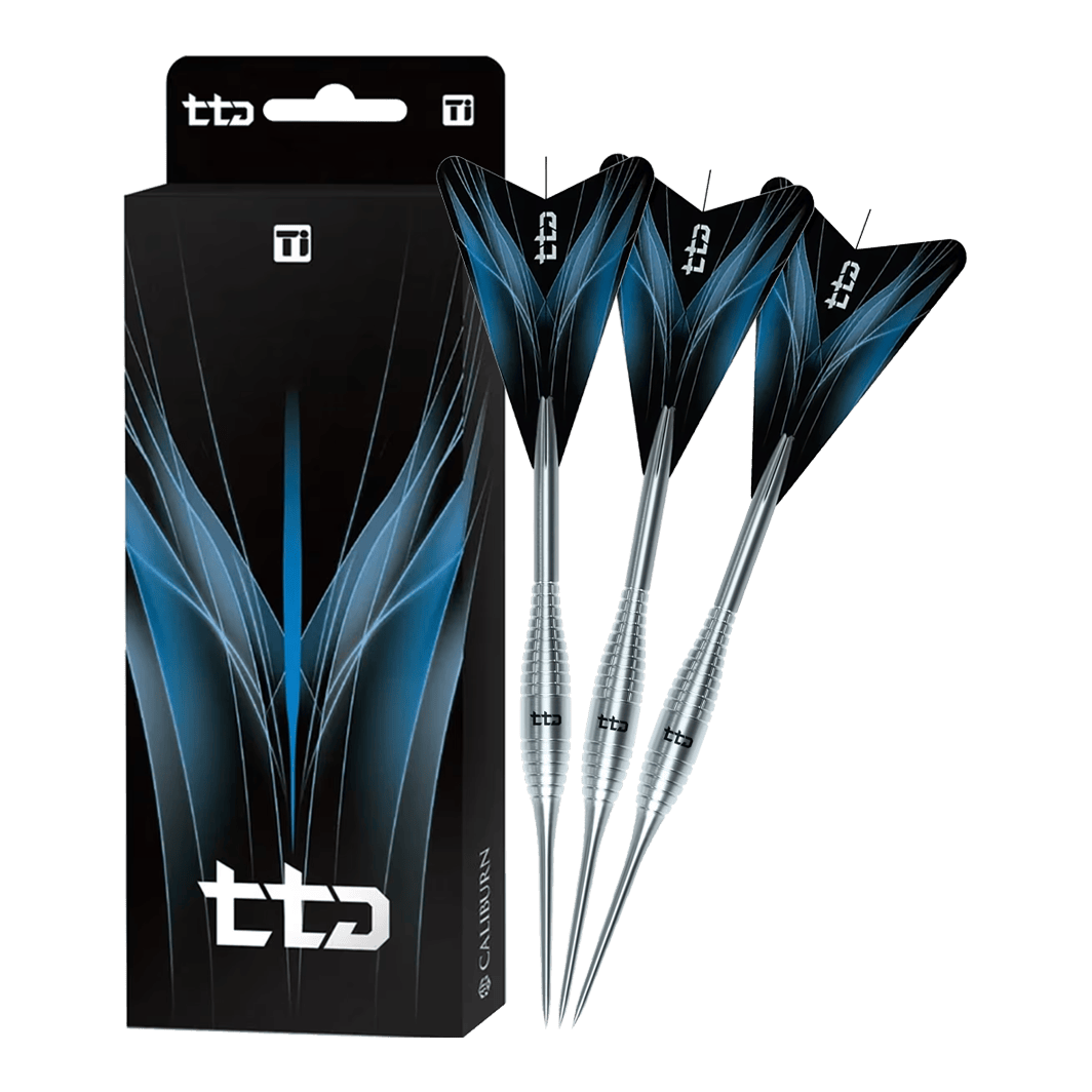 Das Bild zeigt die vollständigen Caliburn TTD Complete Titanium T2 Silver Steeldarts mit 6g Gewicht. Detailliertes Titan-Design sorgt für ein hochwertiges Aussehen.