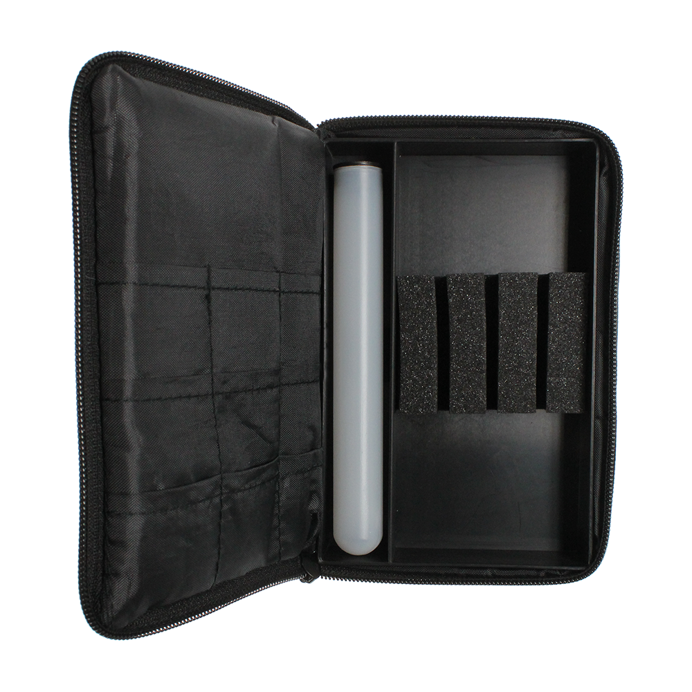 _The_Pak_Dartcase_OPEN_1nWm2B1E02dJ4g Das Bild zeigt das geöffnete Dartcase "The Pak Multi Dartcase - Rot Schwarz". Im Inneren befinden sich Fächer und Halterungen zur sicheren Aufbewahrung von Dartzubehör.