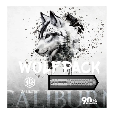 Caliburn Wolfpack W1 steel darts - 23g Das Bild zeigt die Verpackung der "Caliburn Wolfpack W1 Steeldarts - 23,5g". Auf der Vorderseite ist ein Wolfskopf zusammen mit einem abgebildeten Dartpfeil und dem Hinweis "90% Tungsten" zu sehen.