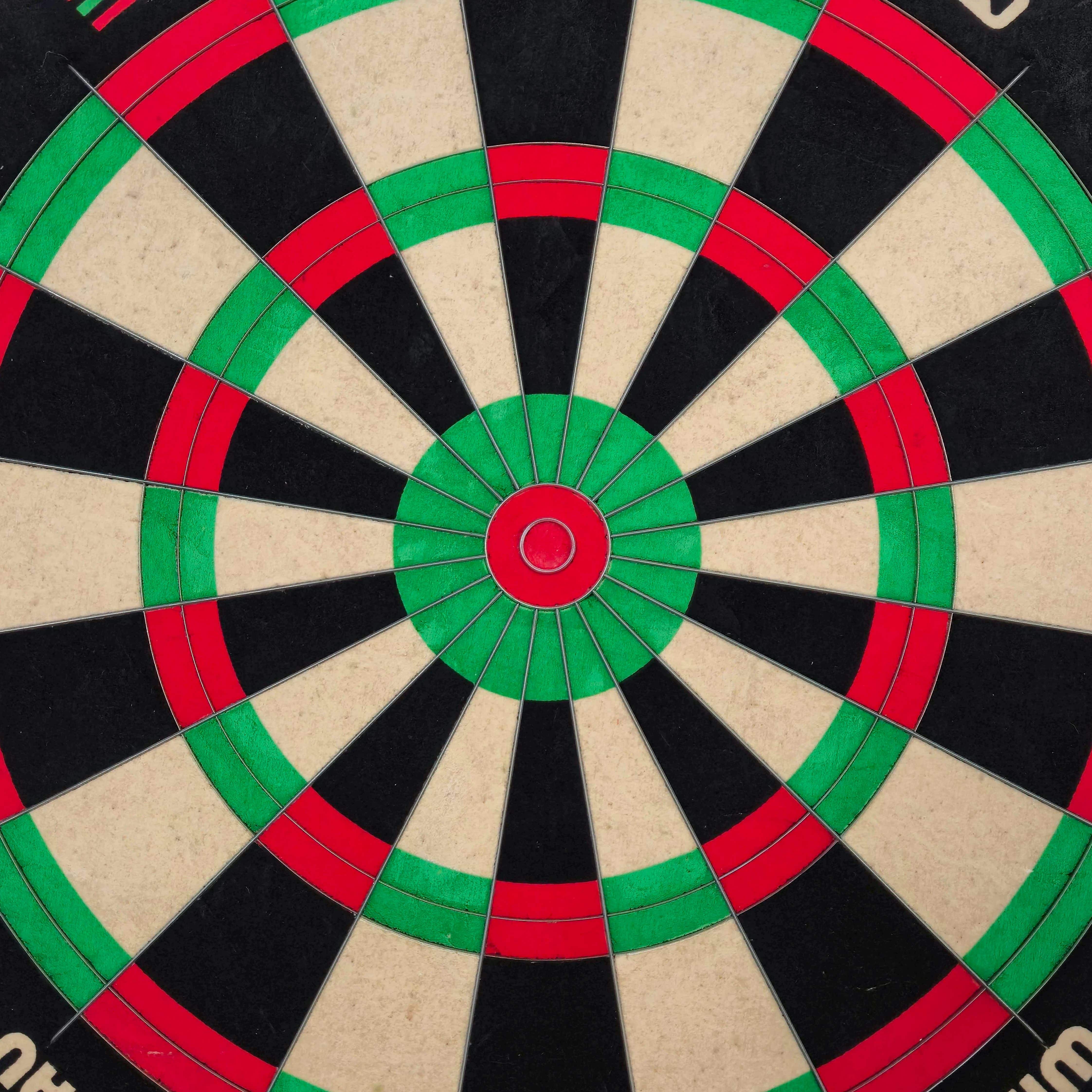 Winmau equalizer steel dartboard Dieses Bild stellt das Winmau Equalizer Steeldartboard dar. Das Steeldartboard eignet sich für präzises Dartspielen.