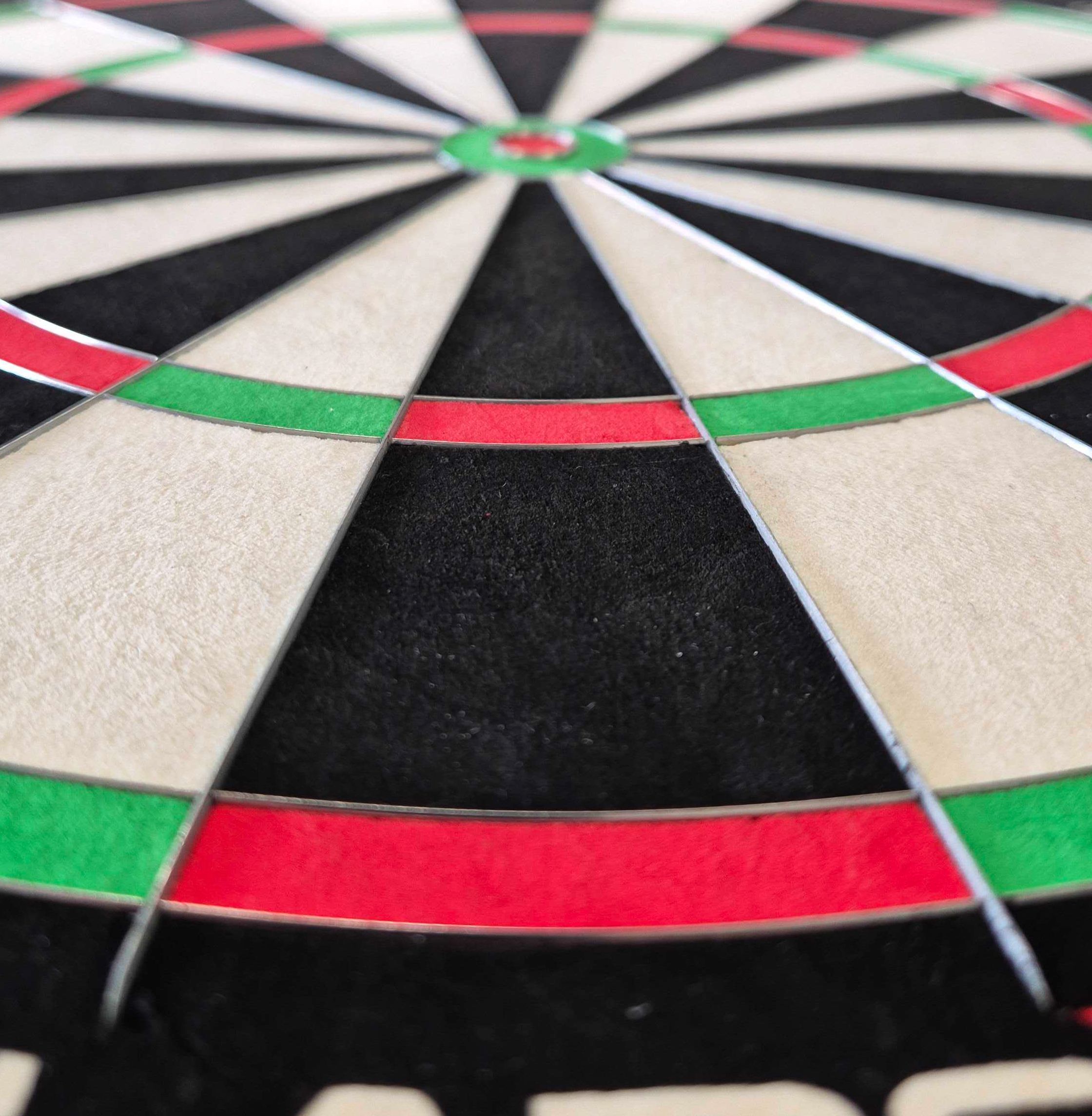 Winmau Blade X ProCore steel dartboard Das Bild zeigt das Produkt Winmau Blade X ProCore Steeldartboard. Dies ist eine hochwertige Steeldart-Dartscheibe für ambitionierte Spieler.