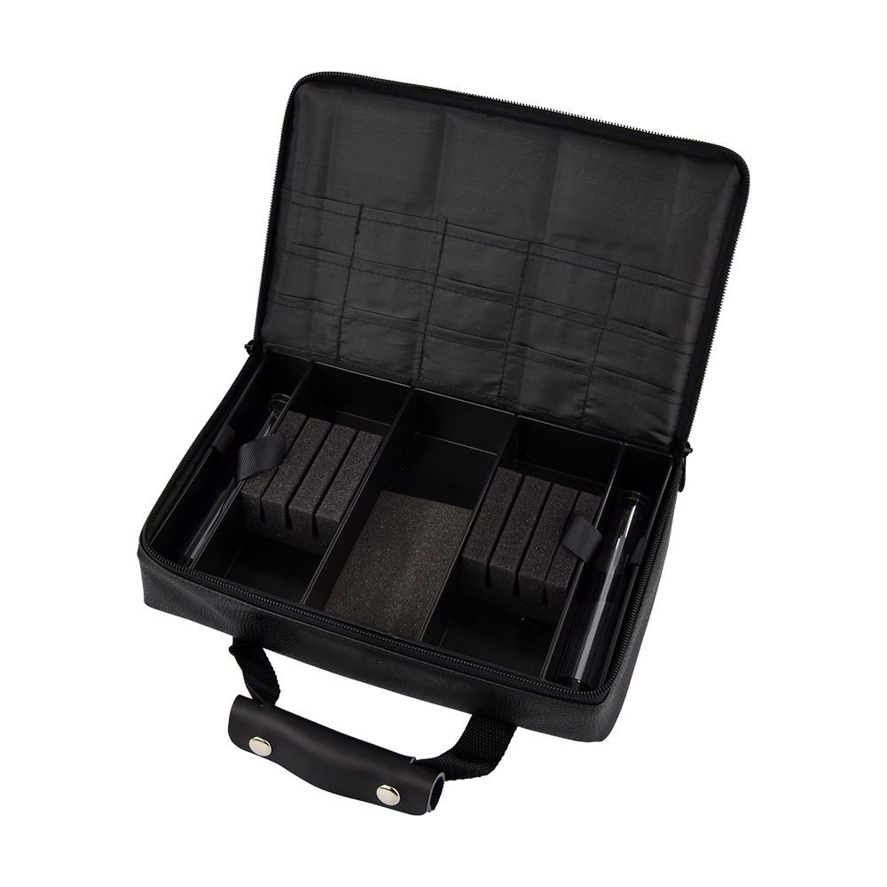 Pak5_Master_Pak_Leder_Edition_Darttasche_4 Die Abbildung zeigt die "Master Pak Leder Edition Darttasche". Die Tasche ist schwarz, mit mehreren Fächern und Polsterungen zur sicheren Aufbewahrung von Dartzubehör ausgestattet.