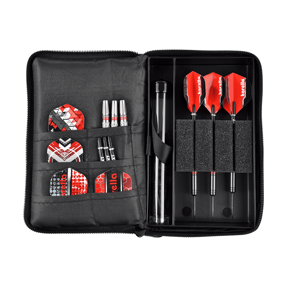 _The_Pak_Dartcase_OPEN_2AKjvaUZJfgLCH Das Bild zeigt das Produkt "The Pak Dartcase - Leo Pak" mit einem geöffneten Dart-Etui. Im Inneren befinden sich drei zusammengebaute Darts, mehrere Flights, Ersatzteile und weiteres Dartzubehör, ordentlich in Fächern und Taschen sortiert.
