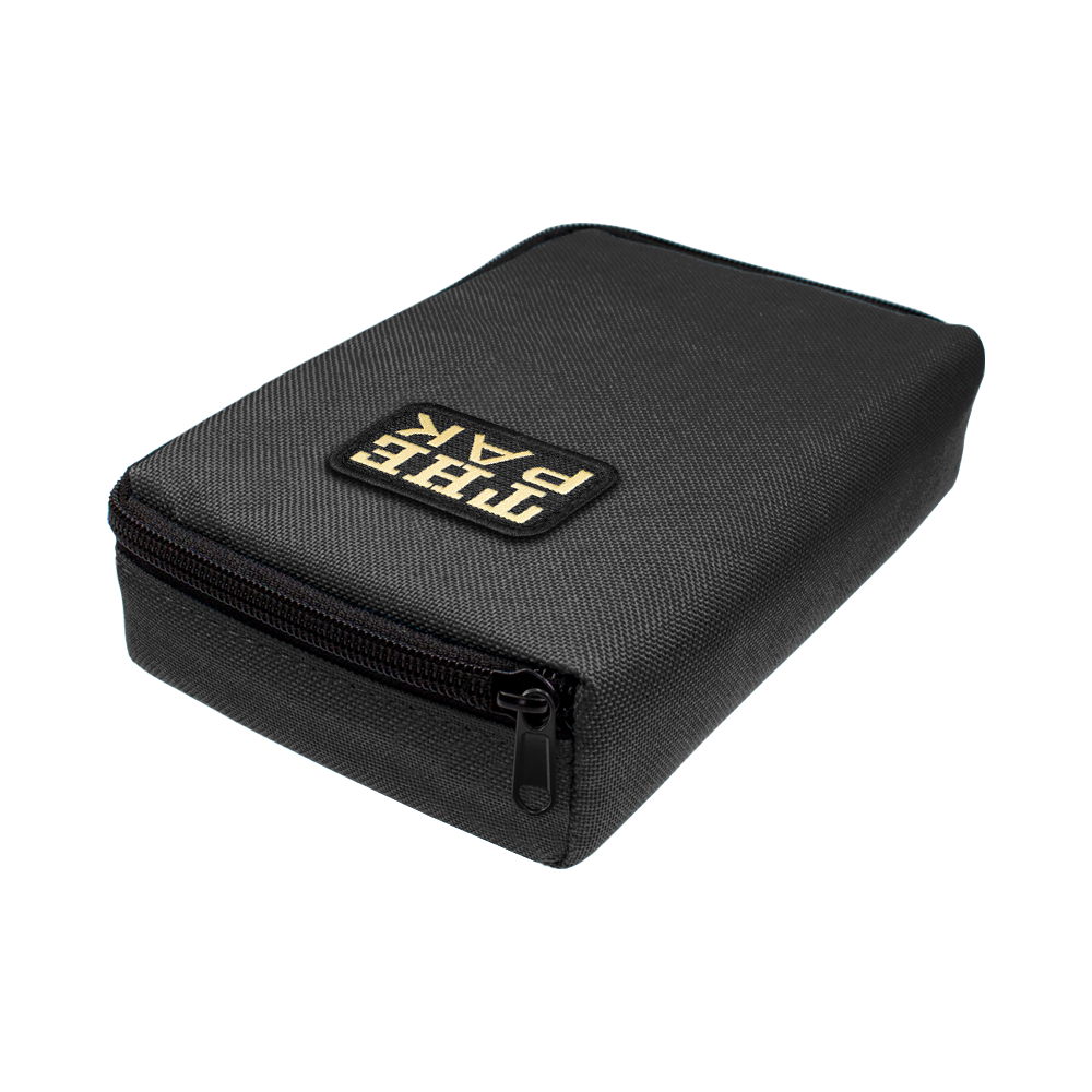 Auf dem Bild ist das Produkt „The Pak Dartcase“ zu sehen. Es handelt sich um ein schwarzes Etui mit Reißverschluss und Logo auf der Oberseite.