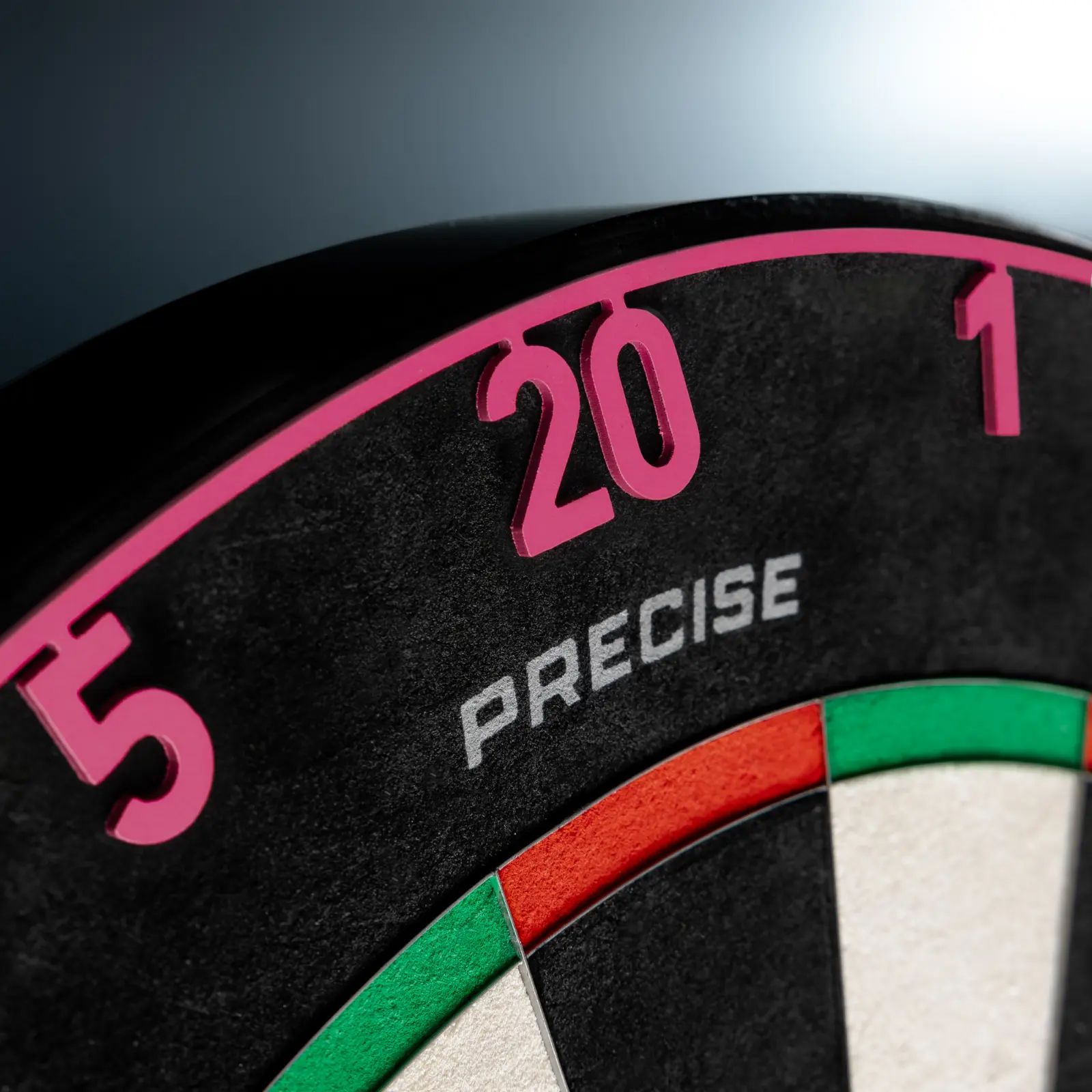Precise 180 Endorphine Steel Dartboard with Numbered Ring - Cyber Pink Zu sehen ist das Precise 180 Endorphine Steeldartboard mit Nummernring in der Farbe Cyber Pink. Dieses Board bietet präzises Werfen und modernes Design.