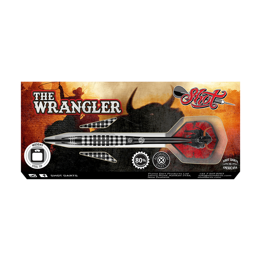 66937_Shot_Americana_The_Wrangler_Steeldarts_3 Auf dem Bild ist eine Verpackung für einen Steeldart namens "The Wrangler" der Marke Shot zu sehen. Die Verpackung zeigt den Dart mit schwarz-weißem Design vor einem Hintergrund mit Cowboy-Motiv.