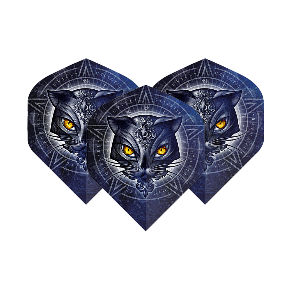 Alchemy Star Of Ailouros No2 Standard Flights Das Bild zeigt drei Dart-Flights mit einem mystischen Katzenkopf-Design und leuchtend gelben Augen. Im Hintergrund sind geometrische Muster und kreisförmige Symbole zu sehen.