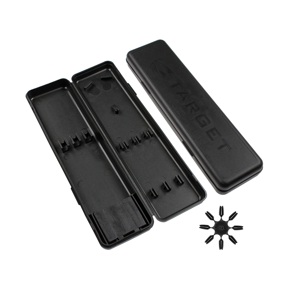 Target_PlastikboxdH4YXACpph7wv Das Bild zeigt ein schwarzes Etui, das geöffnet und leer ist. Daneben liegt ein kleiner schwarzer Halter mit mehreren Spitzen für Softdarts.