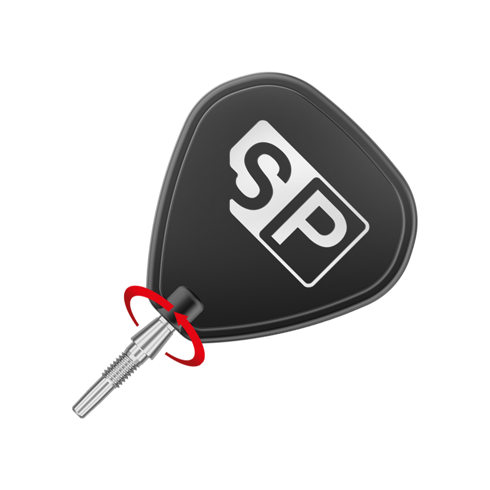 Das Bild zeigt eine Dartspitze mit einem schwarzen Flight, auf dem die Buchstaben "SP" abgebildet sind. Ein roter Pfeil deutet auf eine Drehbewegung am Verbindungsstück der Spitze hin.