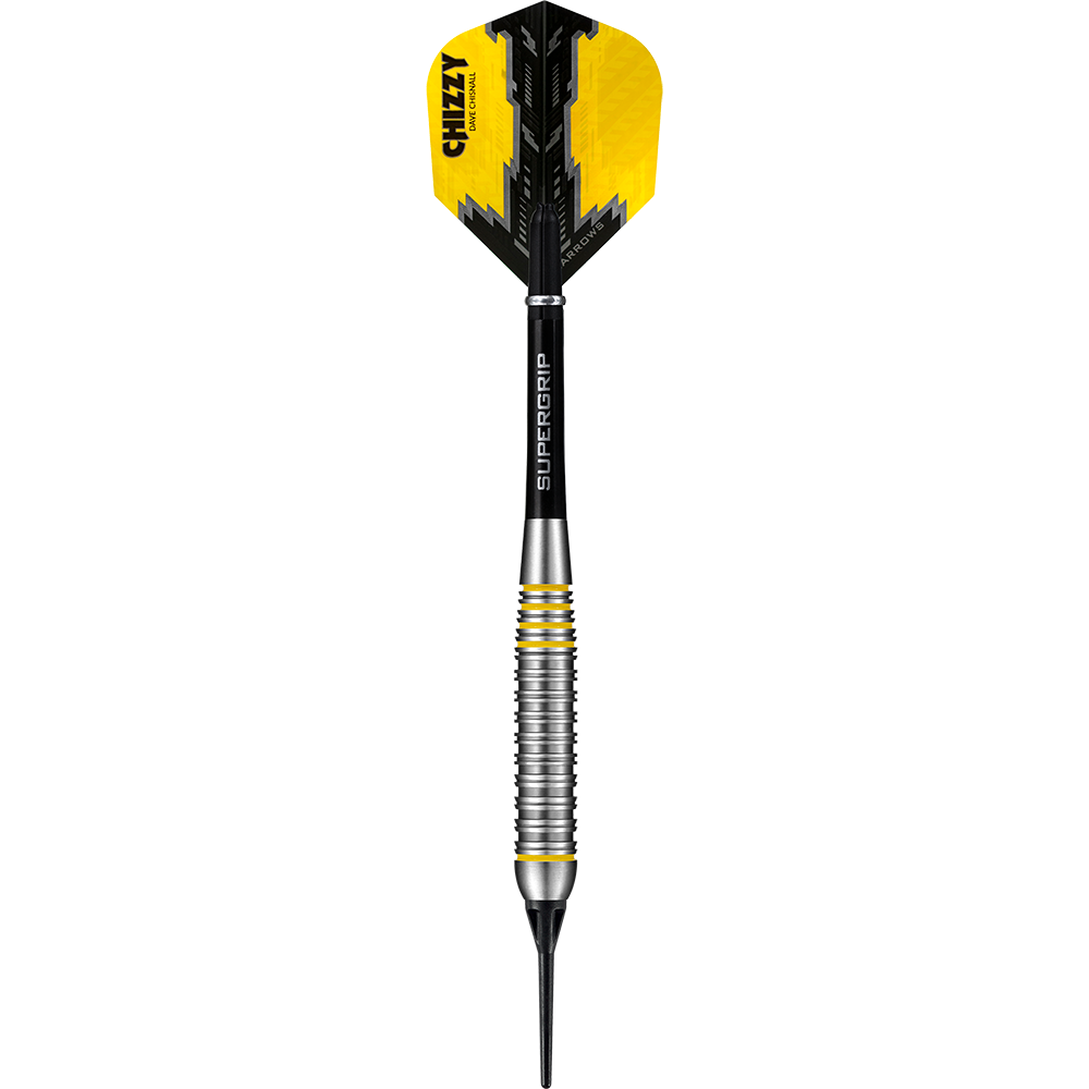 HA24476_Harrows_Dave_Chisnall_Chizzy_Brass_Softdarts_1WyjJa16ysj7nk Das Bild zeigt einen Harrows Dave Chisnall Chizzy Brass Softdart. Der Dartpfeil hat ein gelb-schwarzes Flight mit der Aufschrift „CHIZZY“ und einen silbernen Schaft mit gelben Akzenten.