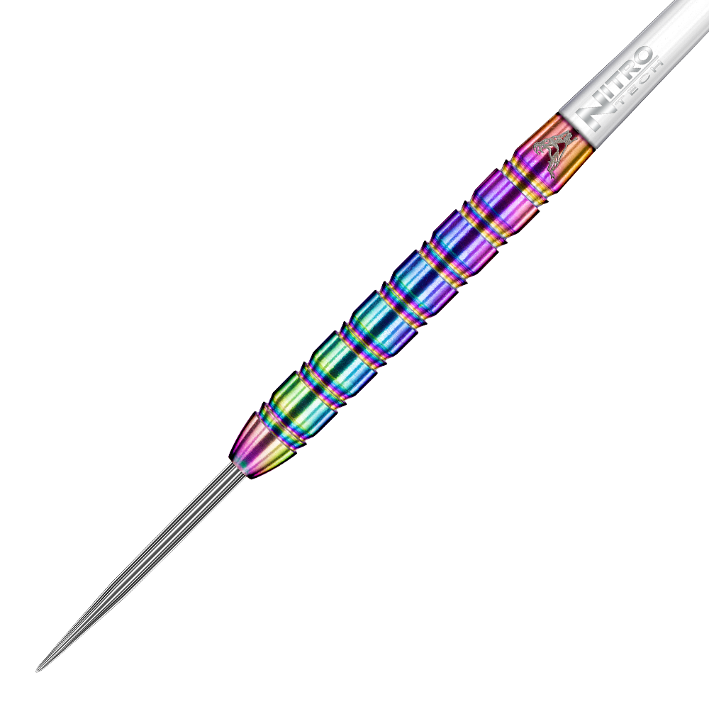 RD1478-RedDragon-Peter-Wright-Snakebite-1-Rainbow-Steeldarts-2 Der abgebildete Dart ist ein „Red Dragon Peter Wright Snakebite 1 Rainbow Steeldart“. Er zeichnet sich durch seine auffällige, regenbogenfarbene Oberfläche und ein markantes Rillenmuster aus.