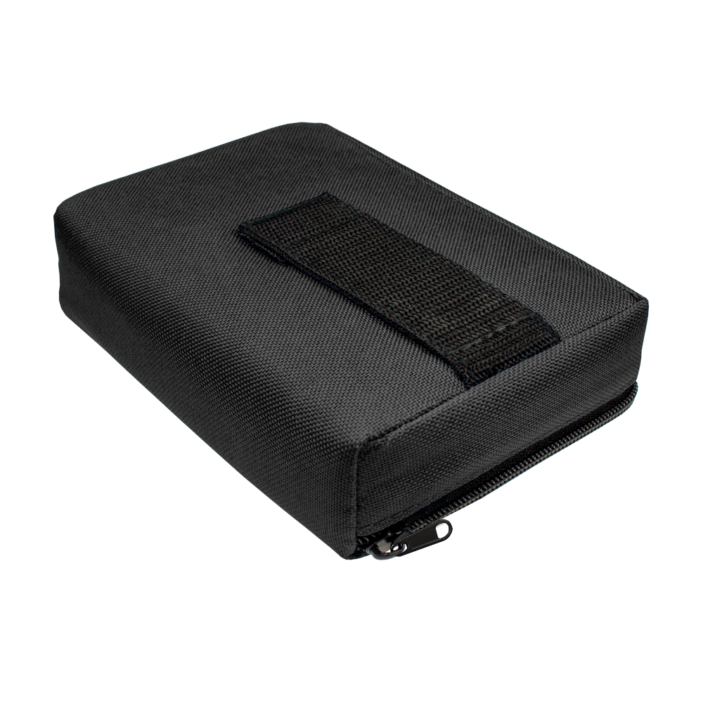 Das Bild zeigt das Produkt "The Pak Dartcase". Es ist ein schwarzes, rechteckiges Etui mit einem Reißverschluss und einer Schlaufe auf der Oberseite.