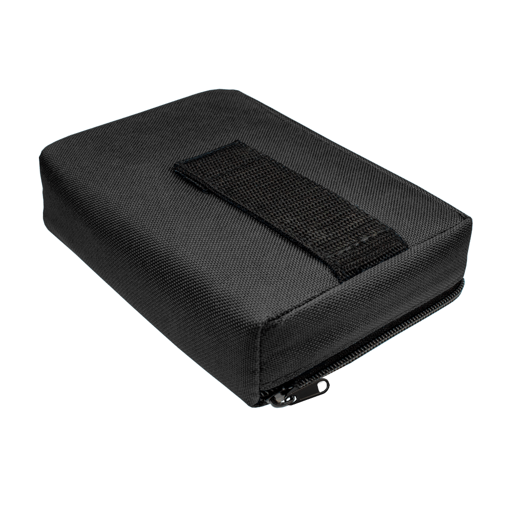 705TP_The_Pak_Dartcase_Schwarz_3 Das Bild zeigt das Produkt "The Pak Dartcase". Es ist ein schwarzes, rechteckiges Etui mit einem Reißverschluss und einer Schlaufe auf der Oberseite.