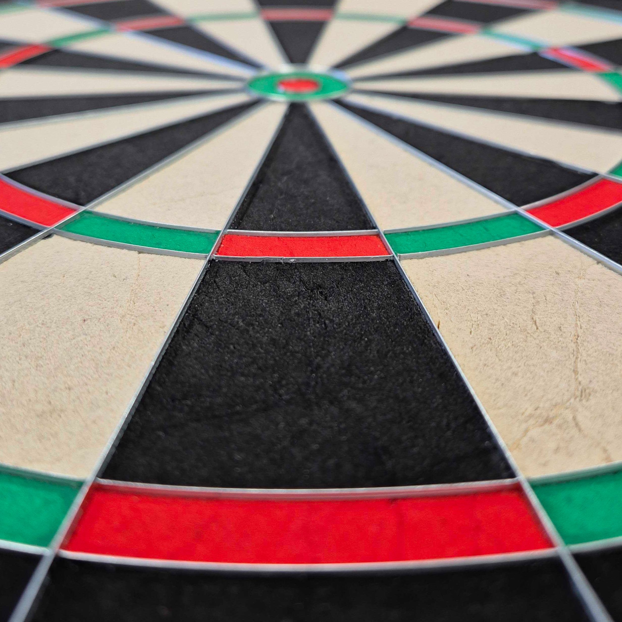 Abgebildet ist das GOAT Proscore PWR Steeldartboard. Das Steeldartboard eignet sich perfekt für professionelles Dartspiel.