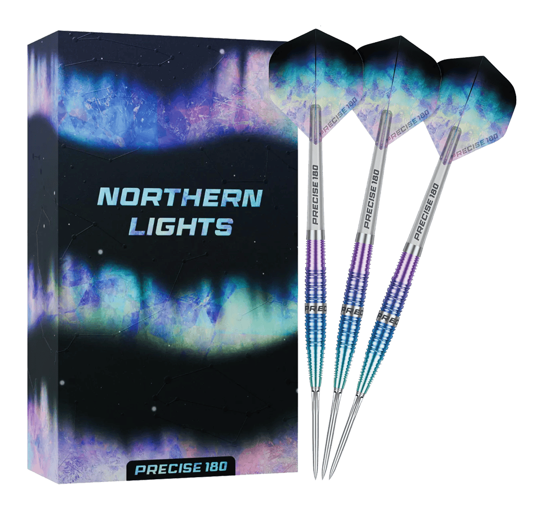 Precise 180 Northern Lights steel darts Hier sind die Precise 180 Northern Lights Steeldarts vollständig zu sehen. Die Darts liegen nebeneinander und zeigen ihre detailreiche Gestaltung.