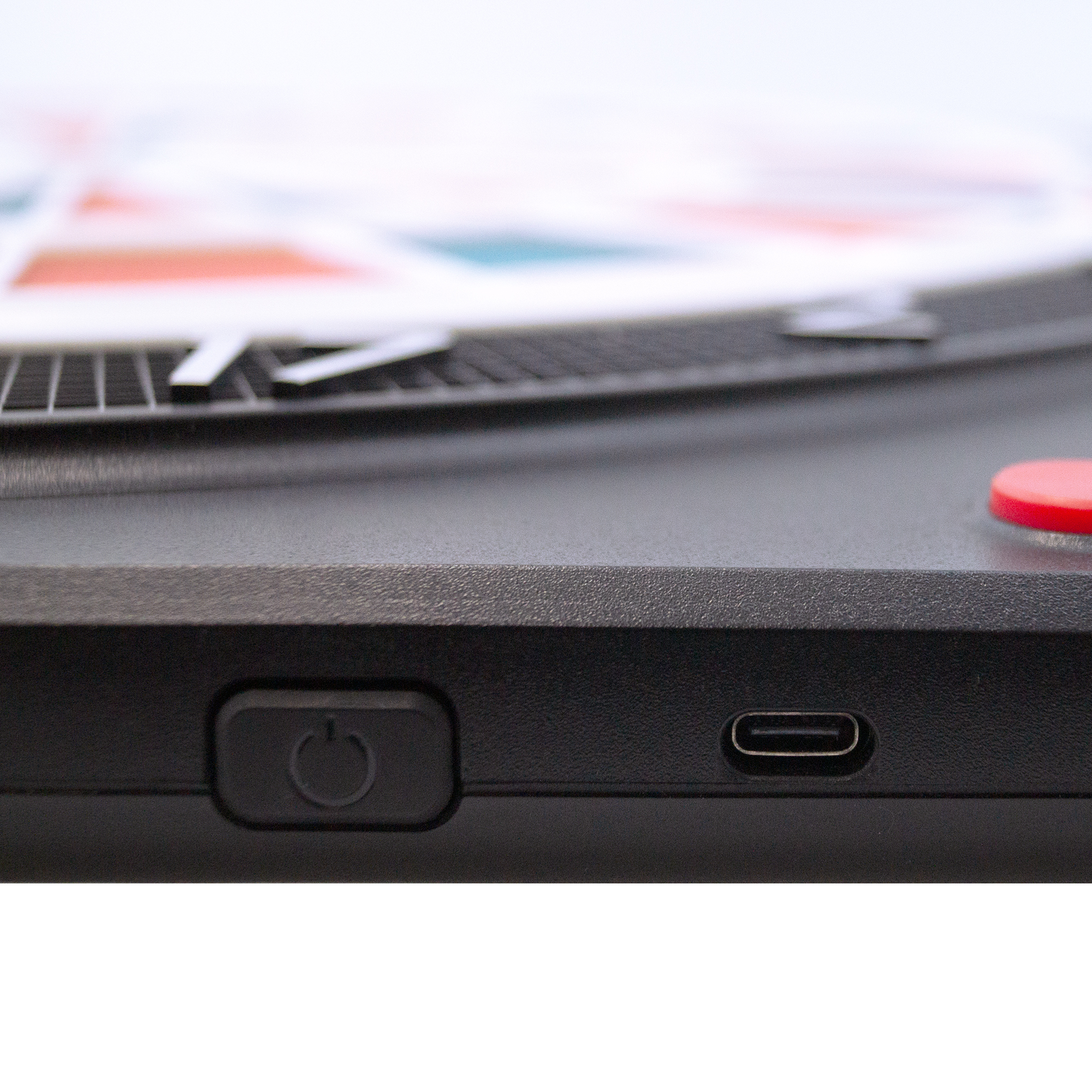 Karella CB-Smart Electronic Soft Dartboard Das Bild zeigt einen Ausschnitt der Karella CB-Smart Elektronische Soft-Dartscheibe. Zu sehen sind der Ein-/Ausschalter und ein USB-C Anschluss an der Seite des Geräts.