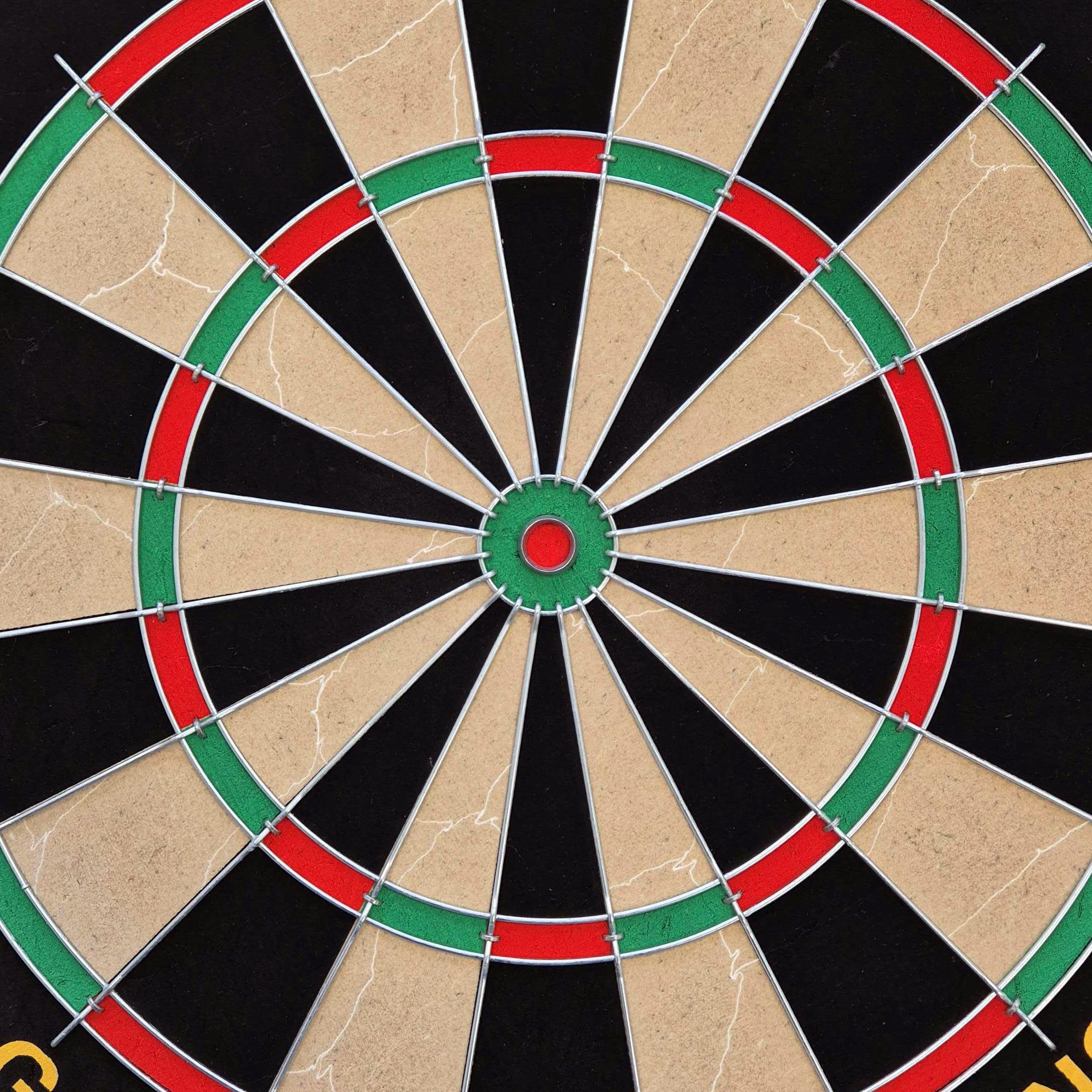 Target Gabriel Clemens steel dartboard set Das Bild zeigt eine klassische Steeldart-Scheibe mit schwarz, rot, grün und beigen Feldern. Es handelt sich um das Produkt "Target Gabriel Clemens Steeldartboard Set".