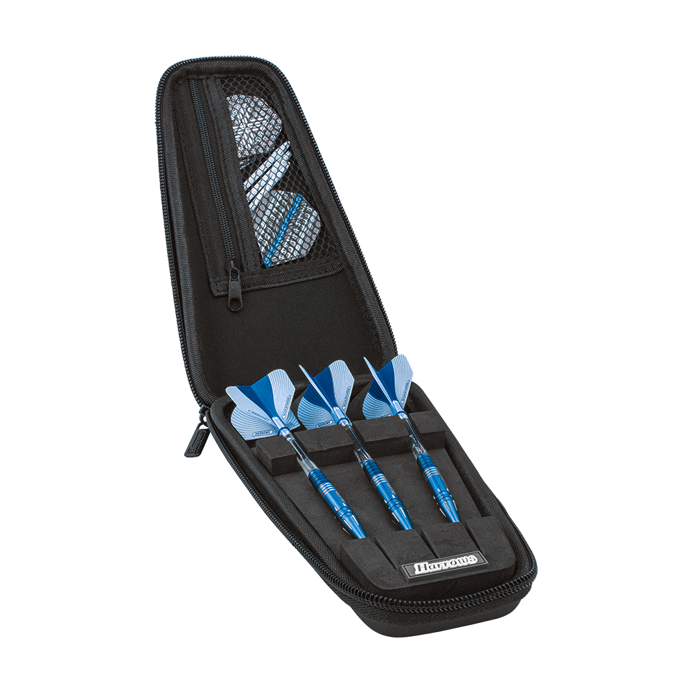 HRT-12275_Harrows_Ace_Dartcase_3BhGpytVlcU8rB Das Bild zeigt das Produkt "Harrows Ace Dartcase - Schwarz". In dem schwarzen Etui sind drei blaue Dartpfeile ordentlich eingeordnet und Zubehör ist in einem Netzfach verstaut.