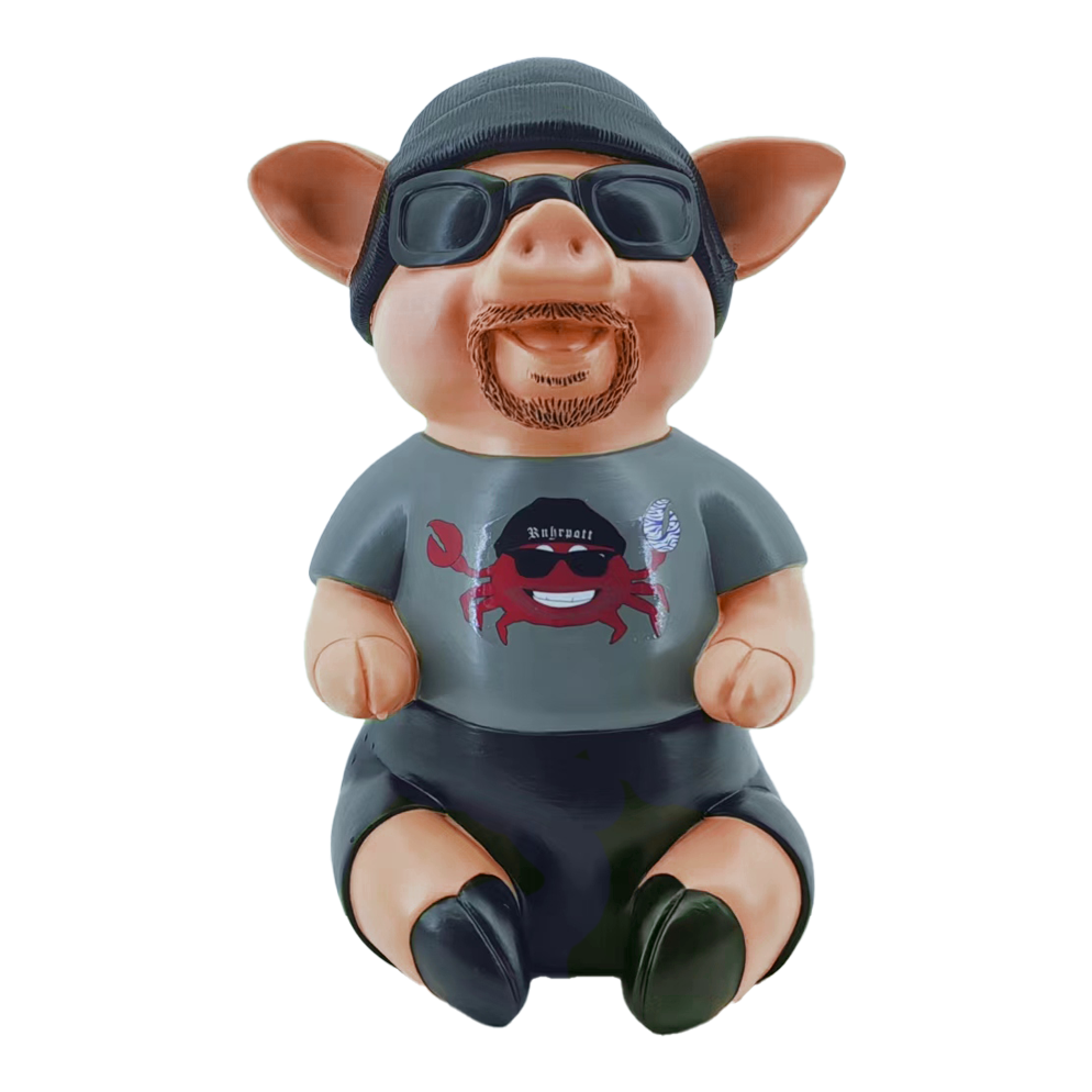 Markus Krebs Phrase Pig Das Bild zeigt ein Schweinchen mit Sonnenbrille, Mütze und Bart. Es trägt ein T-Shirt mit einem lustigen Aufdruck und repräsentiert das Produkt "Markus Krebs Phrasenschwein".