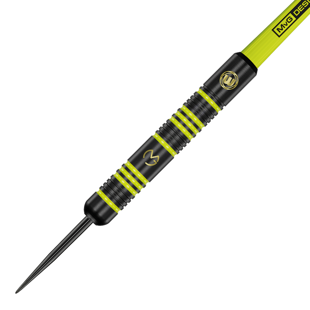 1233_Winmau_Michael_Van_Gerwen_MvG_Ambition_Steeldarts_2 Das Bild zeigt einen Winmau Michael Van Gerwen MvG Ambition Steeldart. Der Dart ist überwiegend schwarz mit gelben Akzenten und Gravuren.