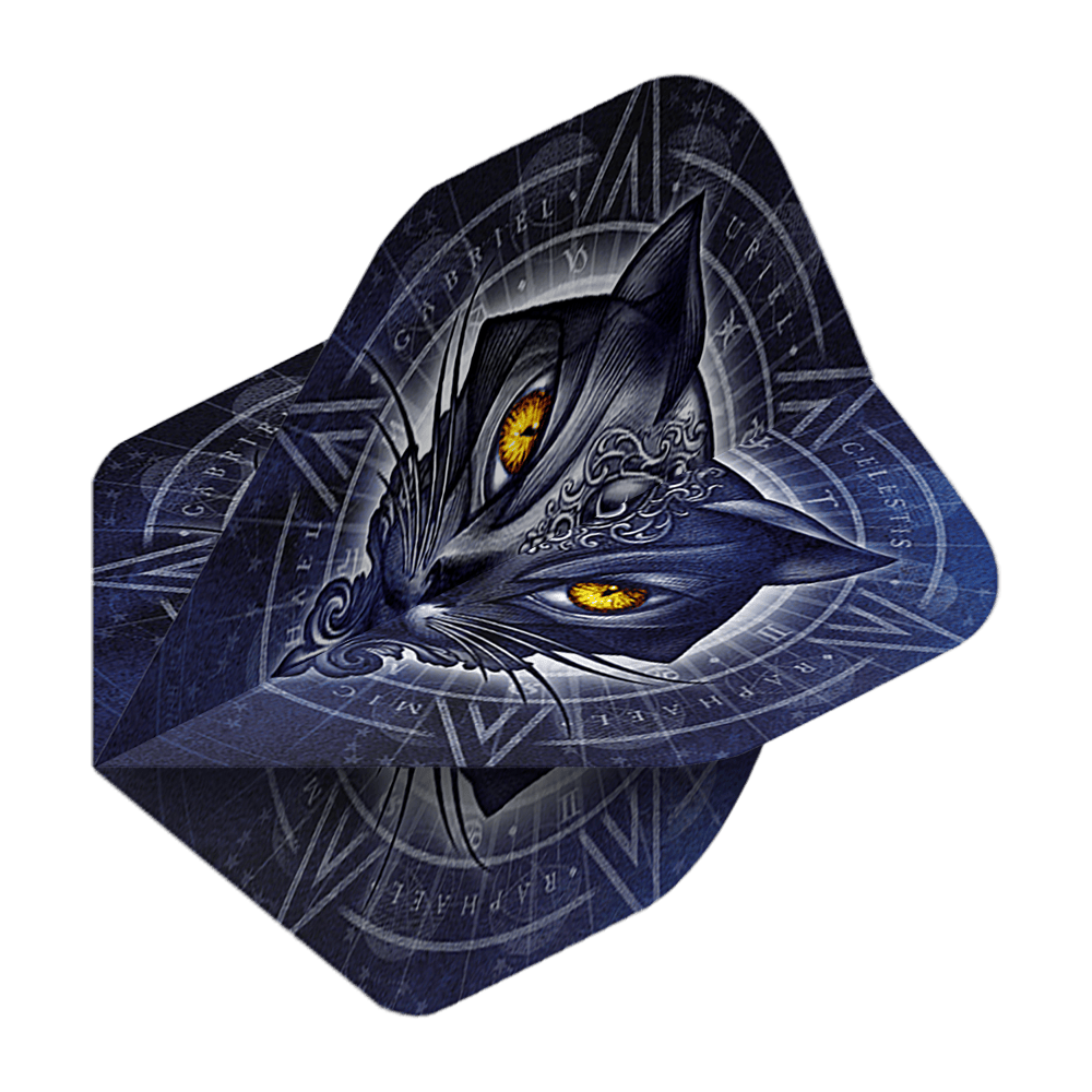 Alchemy Star Of Ailouros No2 Standard Flights Das Bild zeigt das Produkt „Alchemy Star Of Ailouros No2 Standard Flights“. Auf dem Flight ist ein dunkelblaues Katzenmotiv mit leuchtend gelben Augen und mystischen Symbolen abgebildet.