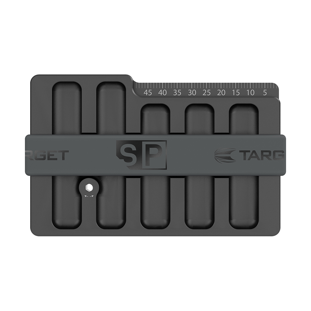 119648_Target_Swiss_Point_Safe_3 Das Bild zeigt das Produkt "Target Swiss Point Safe" in schwarzer Farbe. Es ist ein Aufbewahrungsbehälter mit mehreren Fächern und einer Messskala für Dartspitzen.