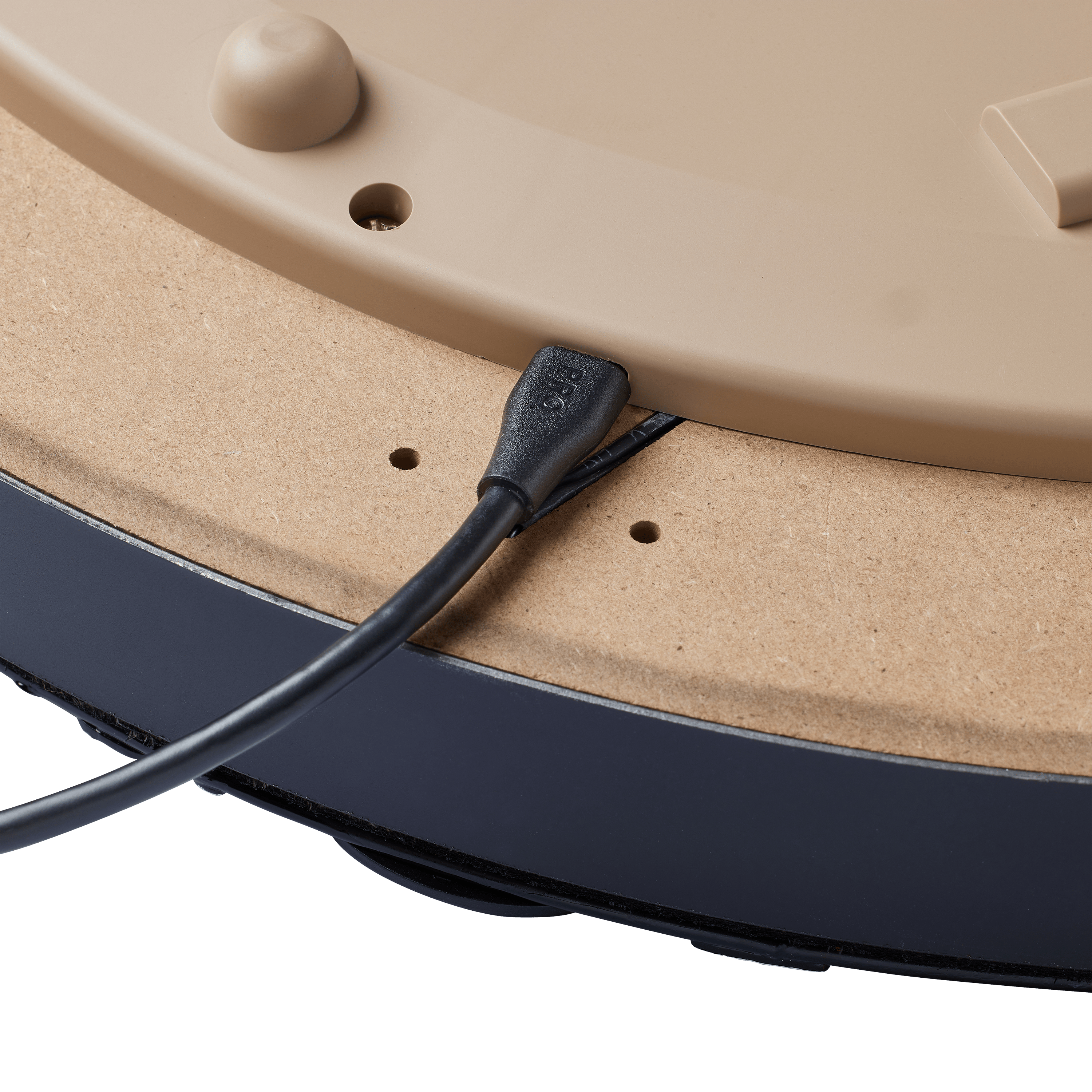 Das Bild zeigt die Rückseite des Unicorn Eclipse Smartboard Steeldartboards mit einem angeschlossenen Kabel. Das Kabel ist in einen Anschluss an der braunen Rückseite des Dartboards eingesteckt.