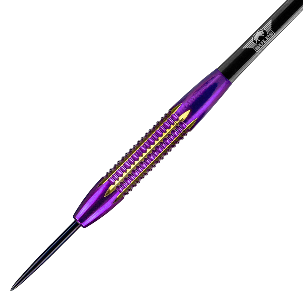 BU24321_BullsNL_Dirk_Van_Duijvenbode_Shell_Coated_Brass_Steeldarts_2 Das Bild zeigt einen Dartpfeil aus der Serie "BullsNL Dirk Van Duijvenbode Shell Coated Brass Steeldarts - 21g". Der Dartpfeil hat ein auffälliges lila und goldfarbenes Design mit einer strukturierten Griffzone.
