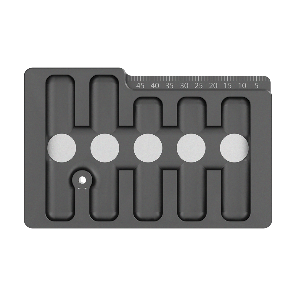 119648_Target_Swiss_Point_Safe_2 Das Bild zeigt das Produkt „Target Swiss Point Safe“, eine Aufbewahrungsbox für Dartspitzen. Es ist eine schwarze Kunststoffbox mit fünf Fächern und einer Messskala am Rand.