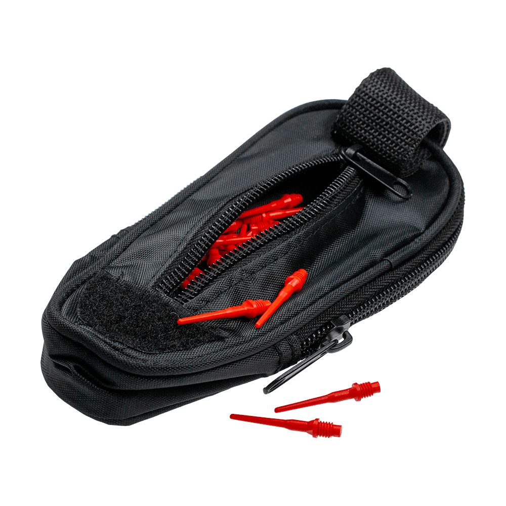 723_McDart_Slim_Case_Darttasche_Schwarz_6 Die Abbildung zeigt die McDart Slim Case Darttasche in Schwarz. Aus der geöffneten Tasche sind rote Dartspitzen zu sehen.