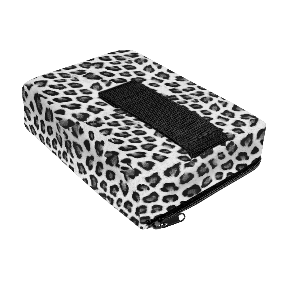 704_The_Pak_Dartcase_LeoPak_Leopard_3_Grau Dies ist das Produkt "The Pak Dartcase - Leo Pak". Das Etui hat ein auffälliges Leopardenmuster und einen schwarzen Reißverschluss.