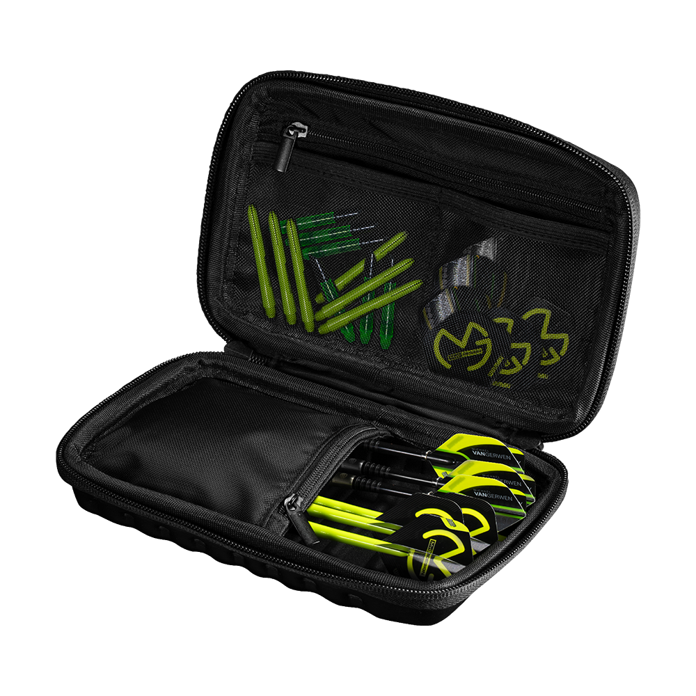 8331_Winmau_MvG_Tour_Edition_Dartcase_2 Das Bild zeigt das Winmau MvG Tour Edition Dartcase, das geöffnet ist. Im Inneren befinden sich mehrere Darts und Zubehörteile, wie Flights und Shafts, ordentlich sortiert.