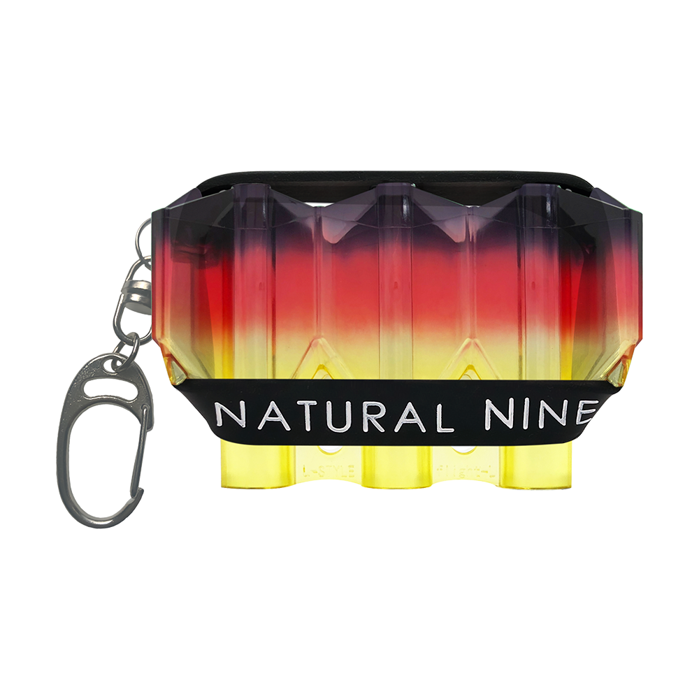 LSF35_L-Style_N9_Krystal_Tri_Color_Flightcase_1 Das Bild zeigt das Produkt „L-Style N9 Krystal Tri Color Flightcase - Sunrise“. Das Etui hat einen Farbverlauf von Schwarz über Rot zu Gelb und trägt vorne die Aufschrift „NATURAL NINE“.