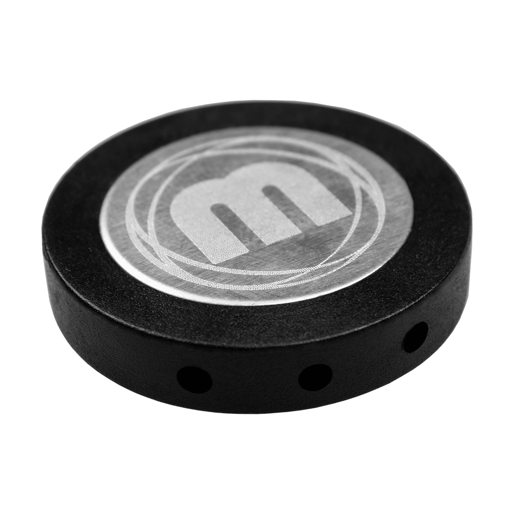 8659_Winmau_Premium_Point_Protector_f-r_Steeldarts_2 Das Bild zeigt einen Winmau Premium Point Protector für Steeldarts. Es ist ein rundes, schwarzes Schutzetui mit dem Winmau-Logo auf der Oberseite.