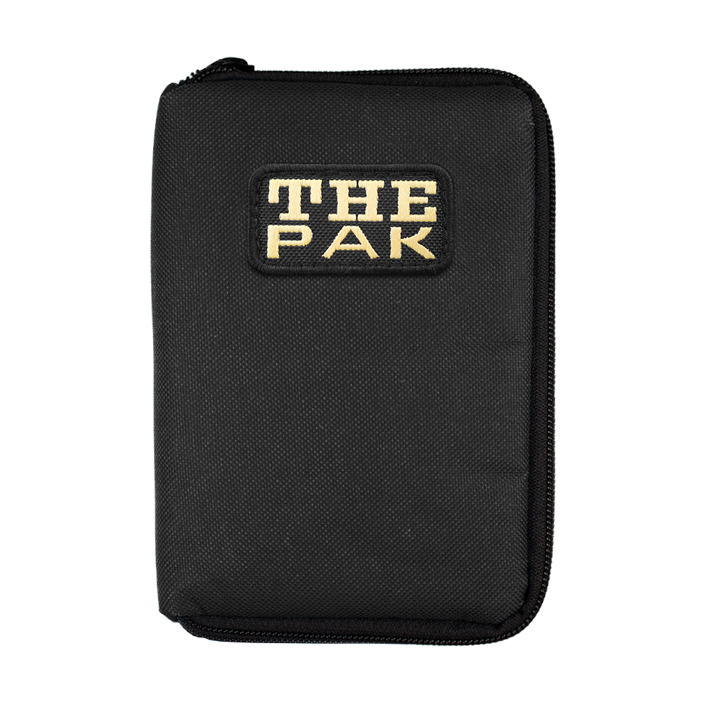 Das Bild zeigt ein schwarzes Etui mit einem Reißverschluss, auf dem "THE PAK" steht. Es handelt sich um das Produkt "The Pak Dartcase".