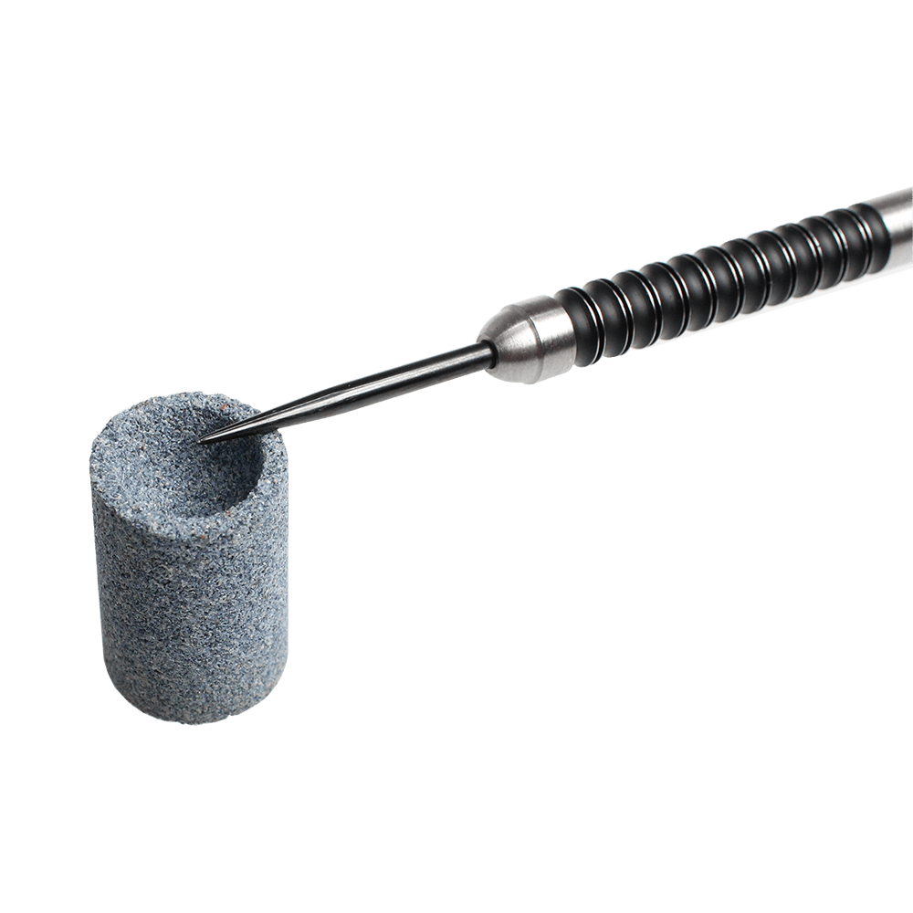 667_Winmau_Keyring_Dart_Sharpener_Schleifstein_2 Das Bild zeigt einen Winmau Keyring Dart Sharpener Schleifstein. Eine Dartspitze wird in den runden Schleifstein eingeführt, um sie zu schärfen.