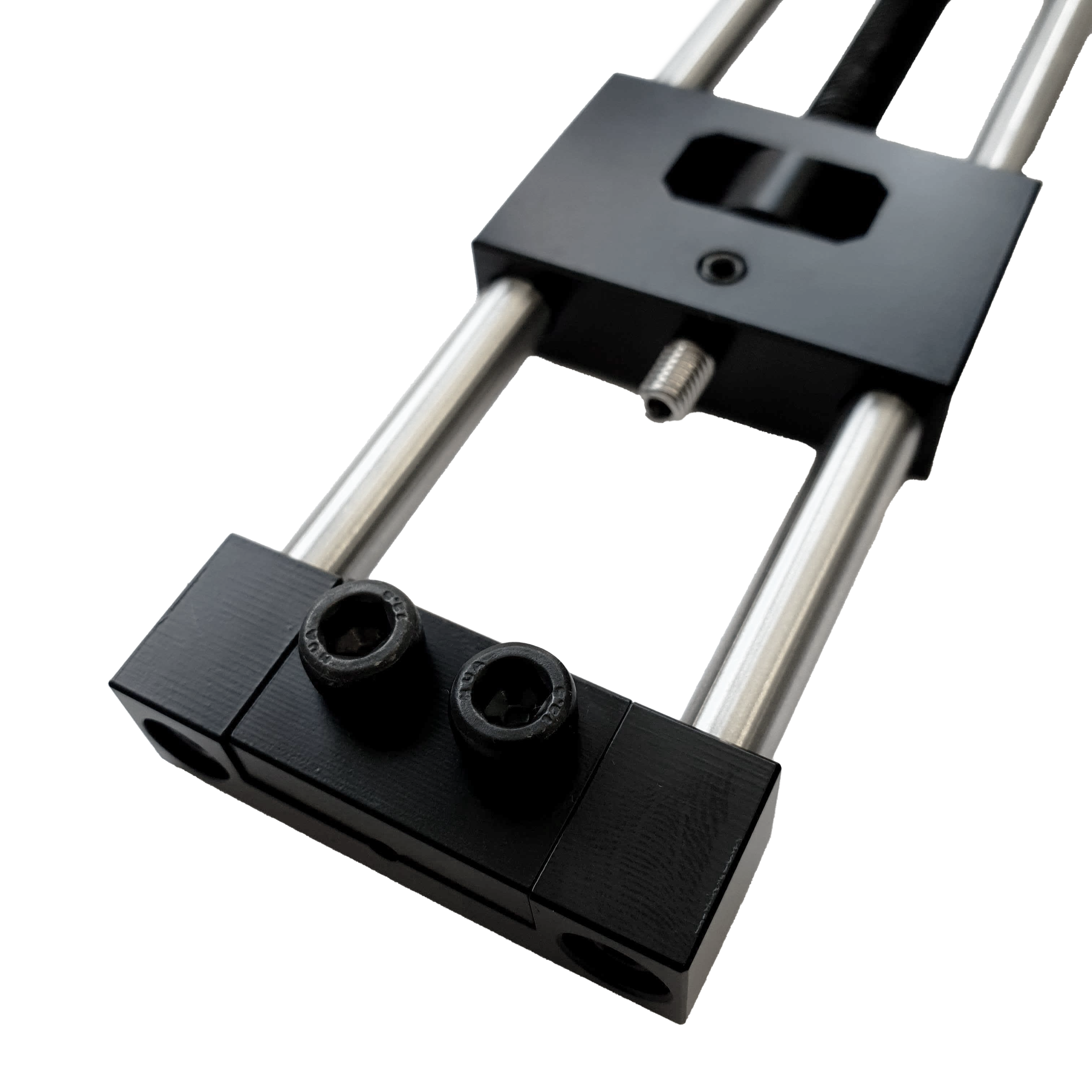 McDart Repointer Pro Das Bild zeigt das Produkt "McDart Repointer Pro" mit einem robusten Metall- und Kunststoffaufbau. Es besteht aus zwei parallel verlaufenden Stangen und mehreren verschraubten Elementen.