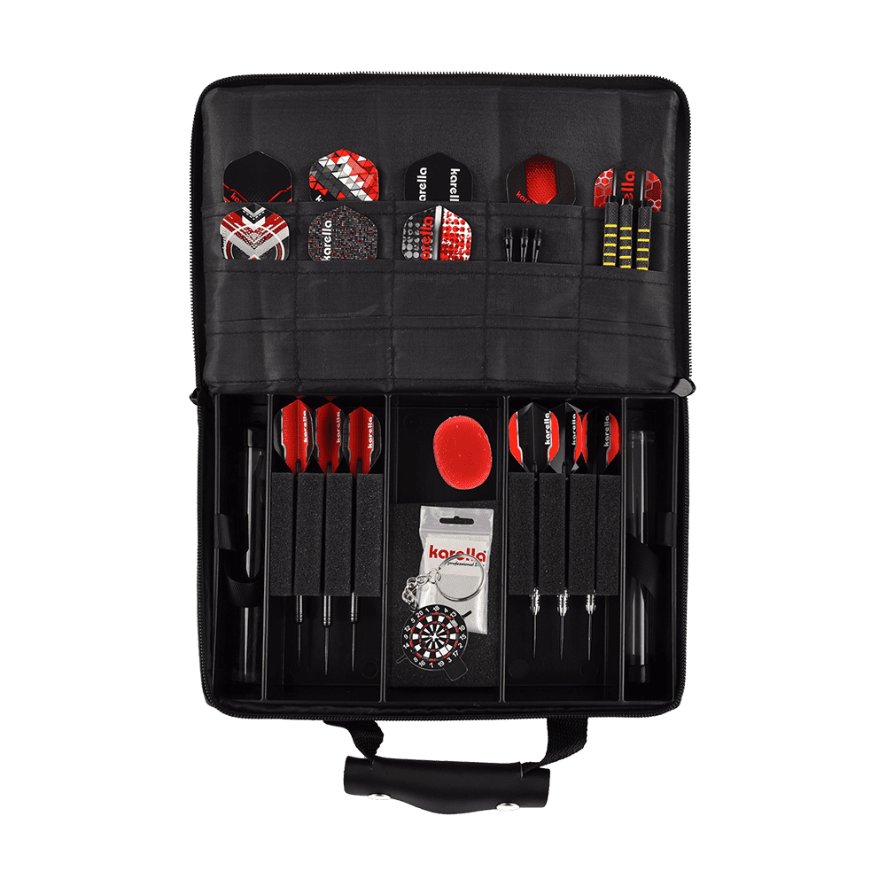 Pak5_Master_Pak_Leder_Edition_Darttasche_5 Die Abbildung zeigt die "Master Pak Leder Edition Darttasche", geöffnet und ordentlich bestückt. In der Tasche sind mehrere Darts, Flights, Ersatzteile und Zubehör übersichtlich angeordnet.