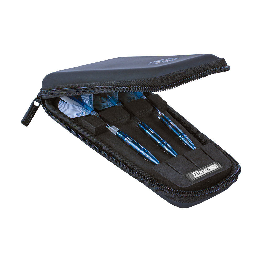HRT-12275_Harrows_Ace_Dartcase_2O7AF3k41DTRl3 Das Bild zeigt ein schwarzes Harrows Ace Dartcase, das geöffnet ist. Im Inneren befinden sich drei blaue Darts ordentlich eingelegt.