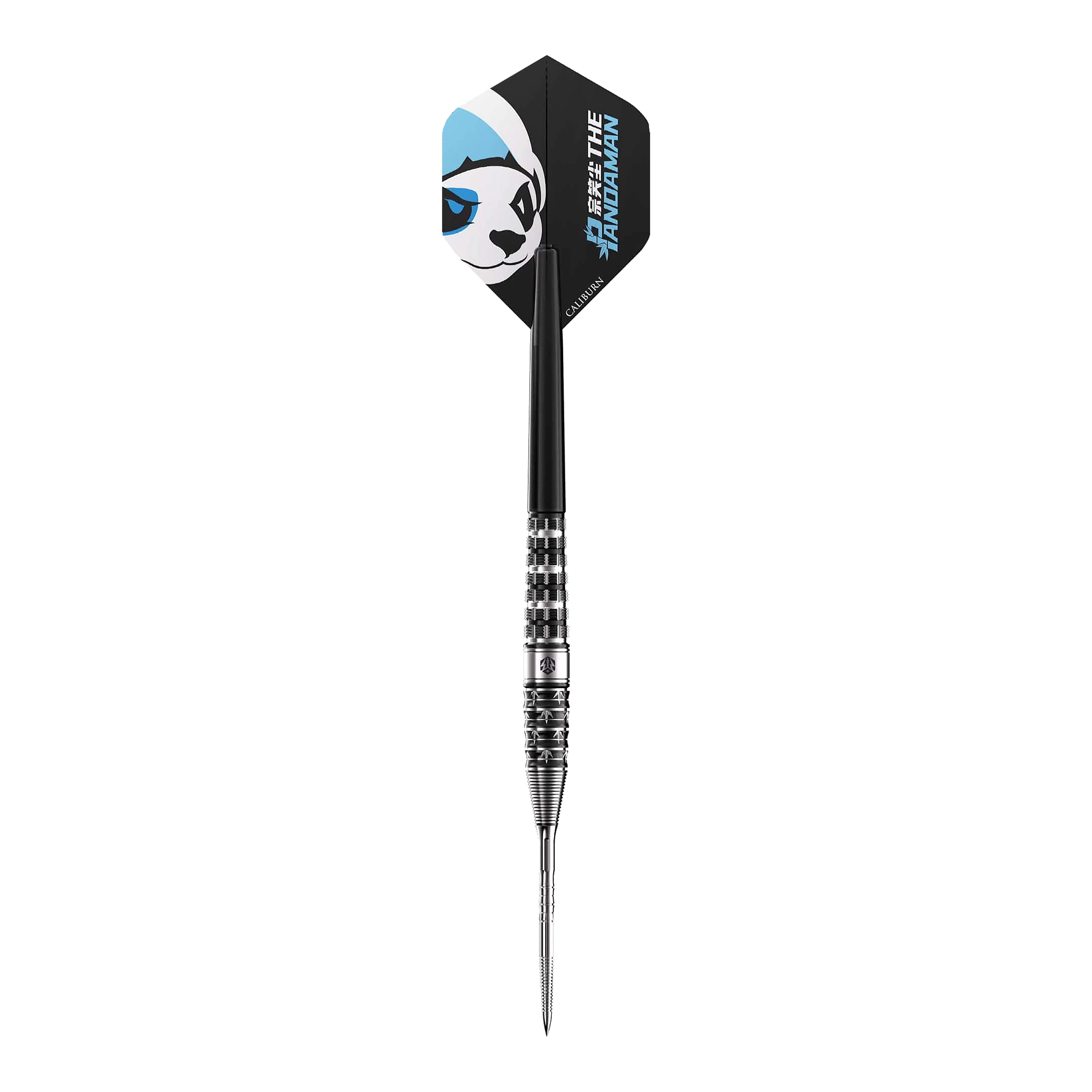 Caliburn Player The Pandaman Advanced Steeldarts - 23g Das Bild zeigt einen Steeldart namens "Caliburn Player The Pandaman Advanced Steeldarts - 23g". Auf dem Flügel des Darts ist ein Panda-Gesicht mit blauen Akzenten abgebildet.