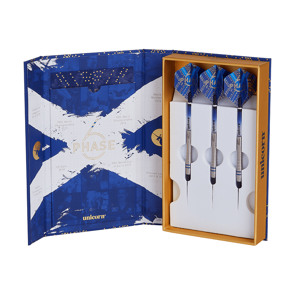 04504_Unicorn_World_Champion_Gary_Anderson_Phase_6_Softdarts_3 Das Bild zeigt ein Set von drei Darts in einer offenen Verpackung. Die Verpackung ist blau-weiß gestaltet und trägt den Schriftzug "Phase 6" sowie den Markennamen "Unicorn".
