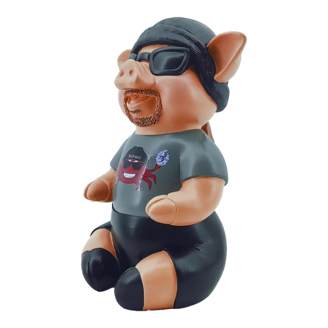 Markus Krebs Phrase Pig Das Bild zeigt eine Schweinfigur namens "Markus Krebs Phrasenschwein". Sie trägt eine Sonnenbrille, eine Mütze und ein T-Shirt mit Aufdruck.