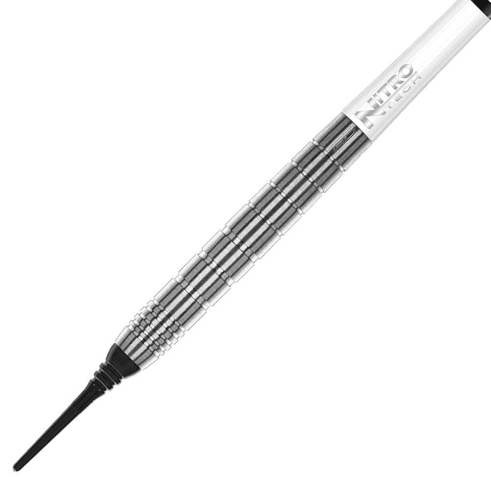 RD2505_Red_Dragon_Luke_Humphries_TX1_Softdarts_2 Auf dem Bild ist ein Red Dragon Luke Humphries TX1 Softdart mit 20g Gewicht zu sehen. Der Dart hat einen silbernen, geriffelten Barrel und eine schwarze Kunststoffspitze.