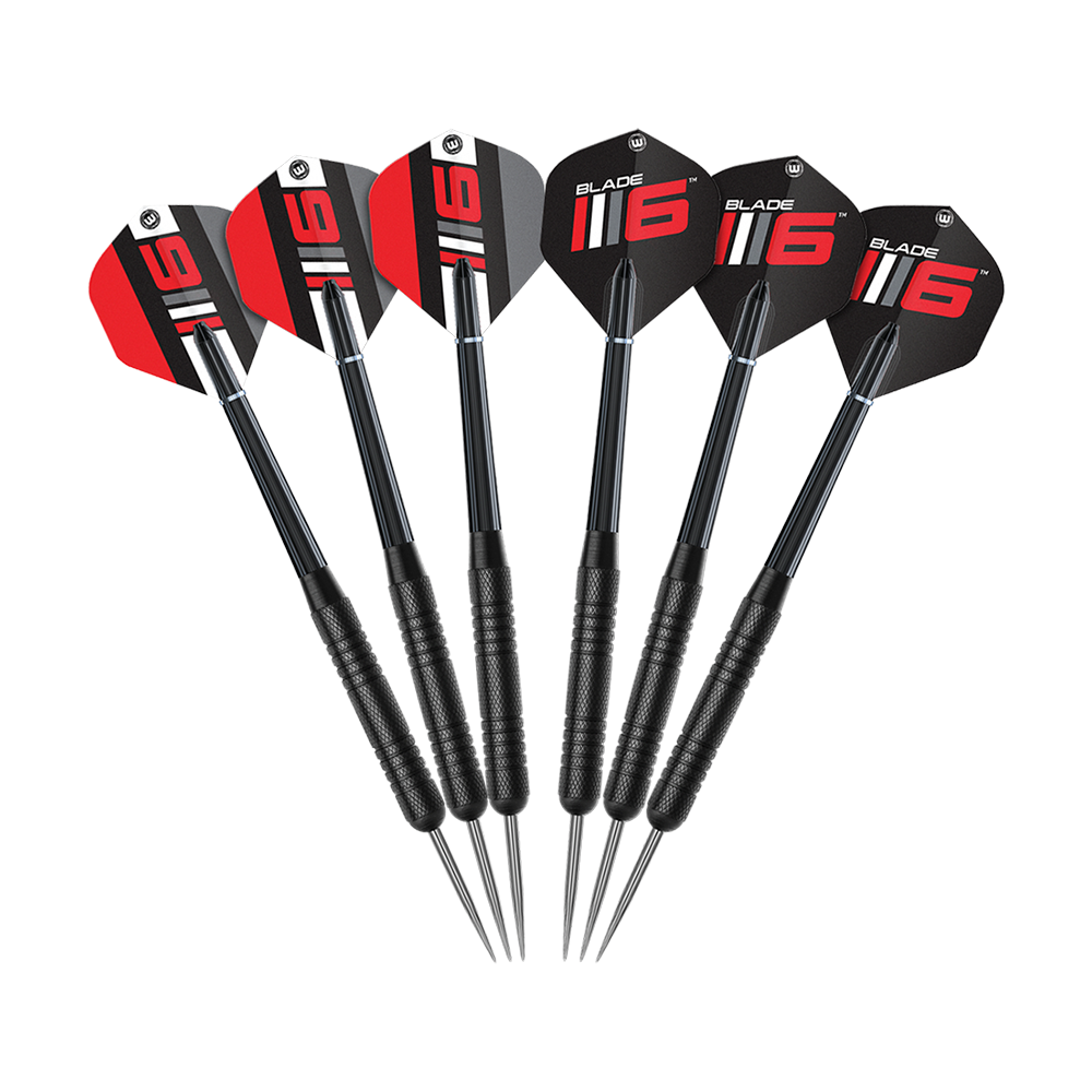 B6DSET_Winmau_Blade_6_Dartboard_Set_3 Das Bild zeigt zwei Sets Winmau Steeldarts mit jeweils drei Darts. Die Flights sind in Rot, Schwarz und Weiß mit der Aufschrift "Blade 6" gestaltet.