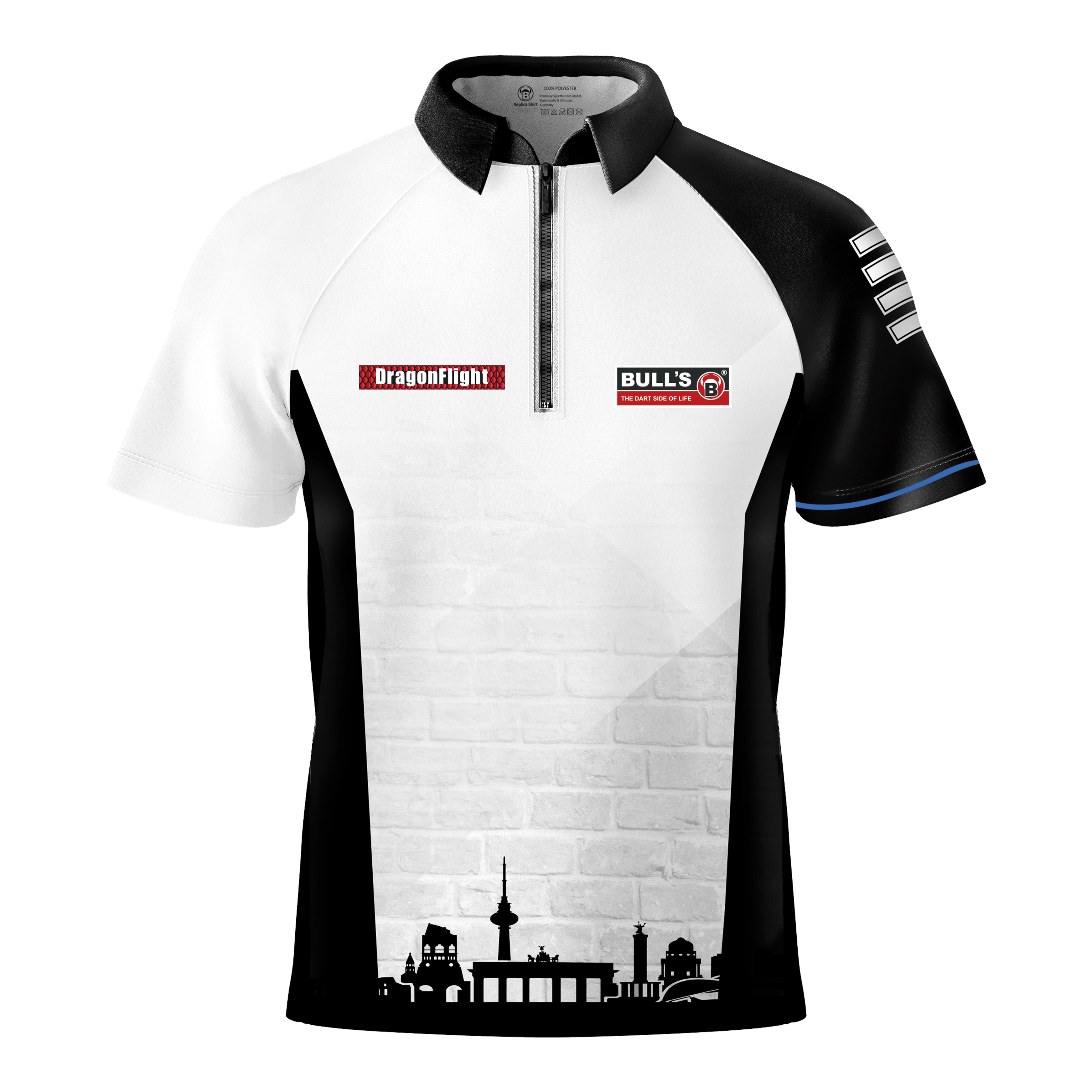 Bulls Martin Schindler The Wall dart shirt Das Bild zeigt das Bulls Martin Schindler The Wall Dartshirt mit einem schwarz-weißen Design und kurzen Ärmeln. Auf der Vorderseite befinden sich Logos und eine stilisierte Stadtsilhouette am unteren Rand.