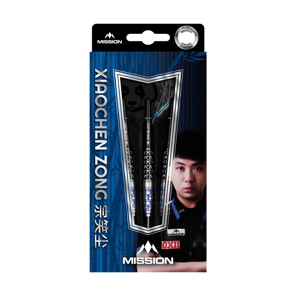 M001069_Mission_Xiaochen_Zong_Pandaman_Steeldarts_3 Die Abbildung zeigt die Verpackung der "Mission Xiaochen Zong Pandaman Steeldarts - 22g". Auf der Packung sind die Darts, der Name des Produkts und ein Porträt einer Person zu sehen.