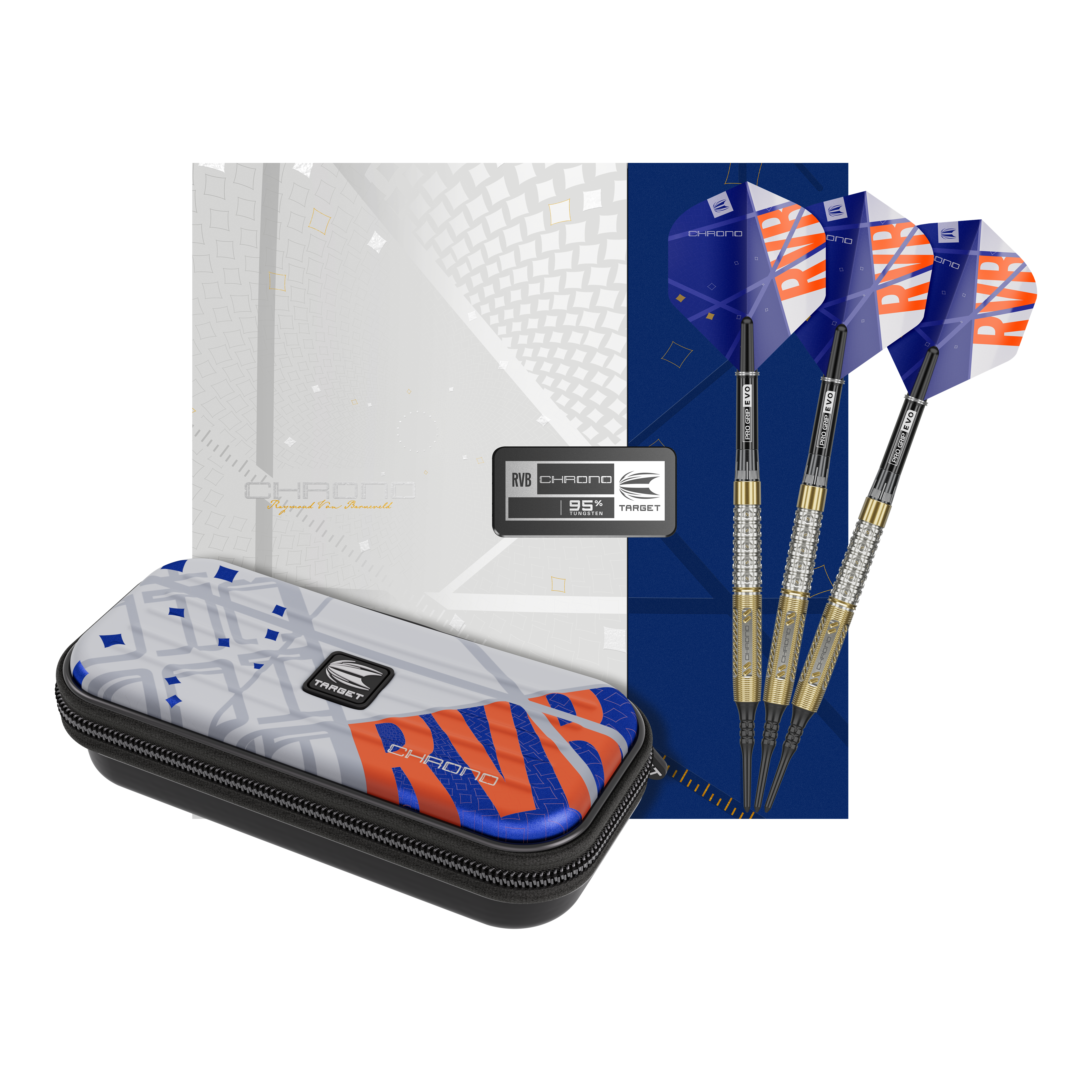 Das Bild zeigt ein Set von drei Softdarts mit blau-orangenen Flights und einer passenden Schutzhülle. Im Hintergrund sind die Verpackung und eine Metallplakette mit dem Namen "RVB Chrono 95%" zu sehen.