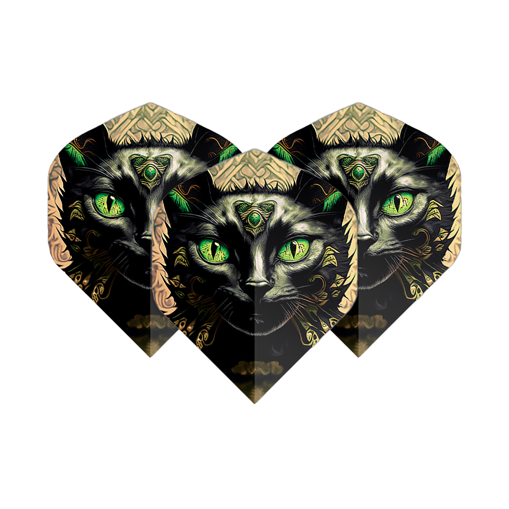 Pentathlon Flights Cat Das Bild zeigt drei Dart-Flights mit einem kunstvollen Katzengesicht und leuchtend grünen Augen. Die Flights heißen "Pentathlon Katze No2 Standard Flights".