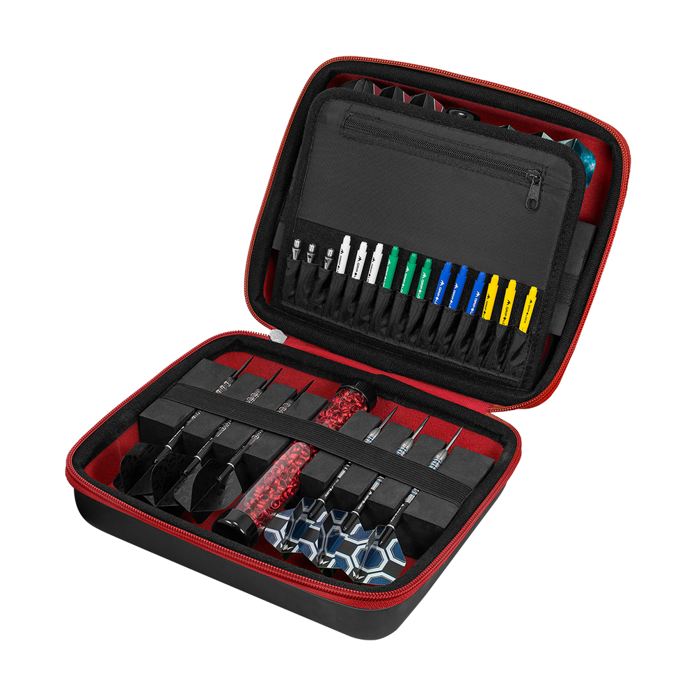 Mission Luxor Dart Wallet Die Abbildung zeigt ein geöffnetes Dart-Set in einer schwarzen und roten Tasche. Im Inneren sind mehrere Darts, Ersatzteile und Zubehör ordentlich einsortiert.