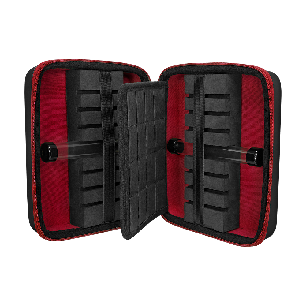 Mission Luxor Dart Wallet Das Bild zeigt ein geöffnetes Dart-Case mit schwarzem und rotem Innenfutter. Im Inneren befinden sich mehrere Schaumstofffächer zur sicheren Aufbewahrung von Dartpfeilen und Zubehör.